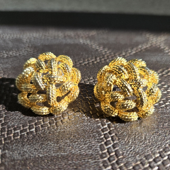 Monet Book Piece Vintage Gold Tone Textured Metal Knot Like Ear Clips – Signed - Picture 7 of 14